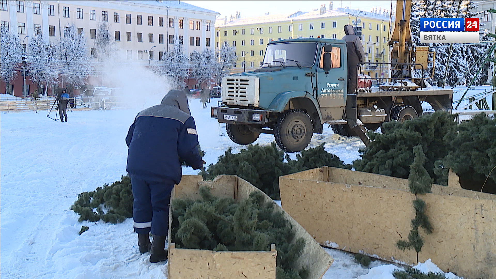 В Кирове на Театральной площади начали строить новогодний городок