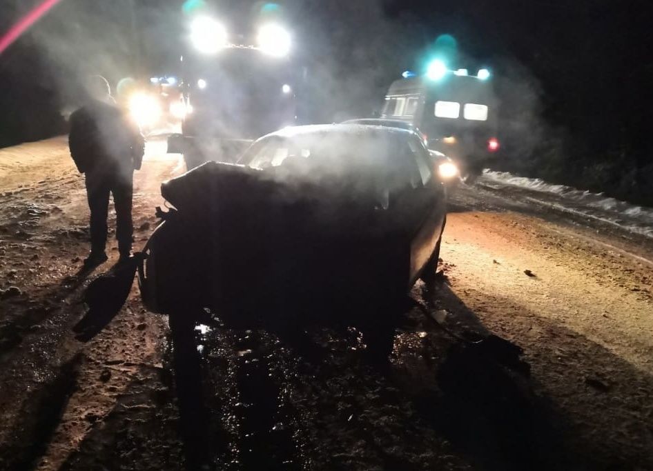 В Куменском районе 15 человек ликвидировали последствия ДТП с участием грузовика