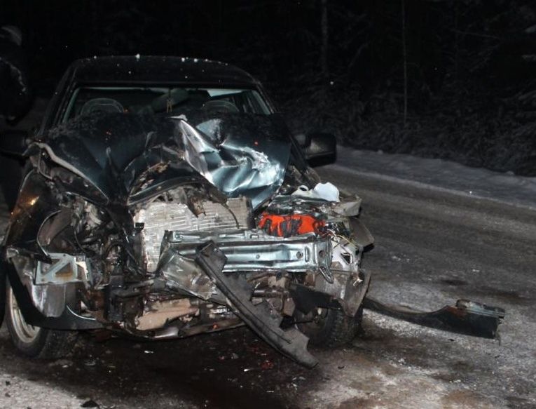 В Куменском районе «Лада» врезалась в КАМАЗ, пострадали три девочки и водитель