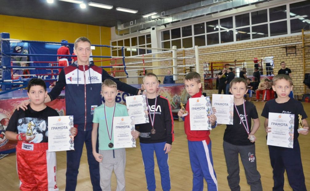Успешно завершили спортивный год кировские мастера кикбоксинга
