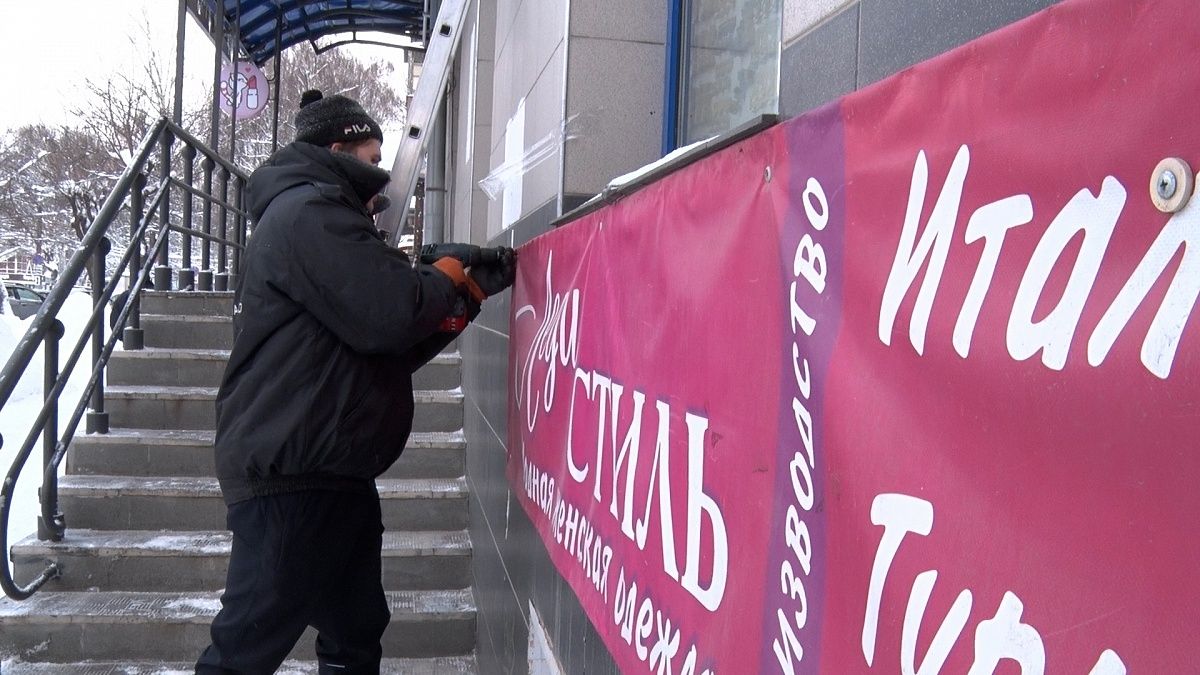 В Кирове фасады зданий освобождают от вывесок и рекламы