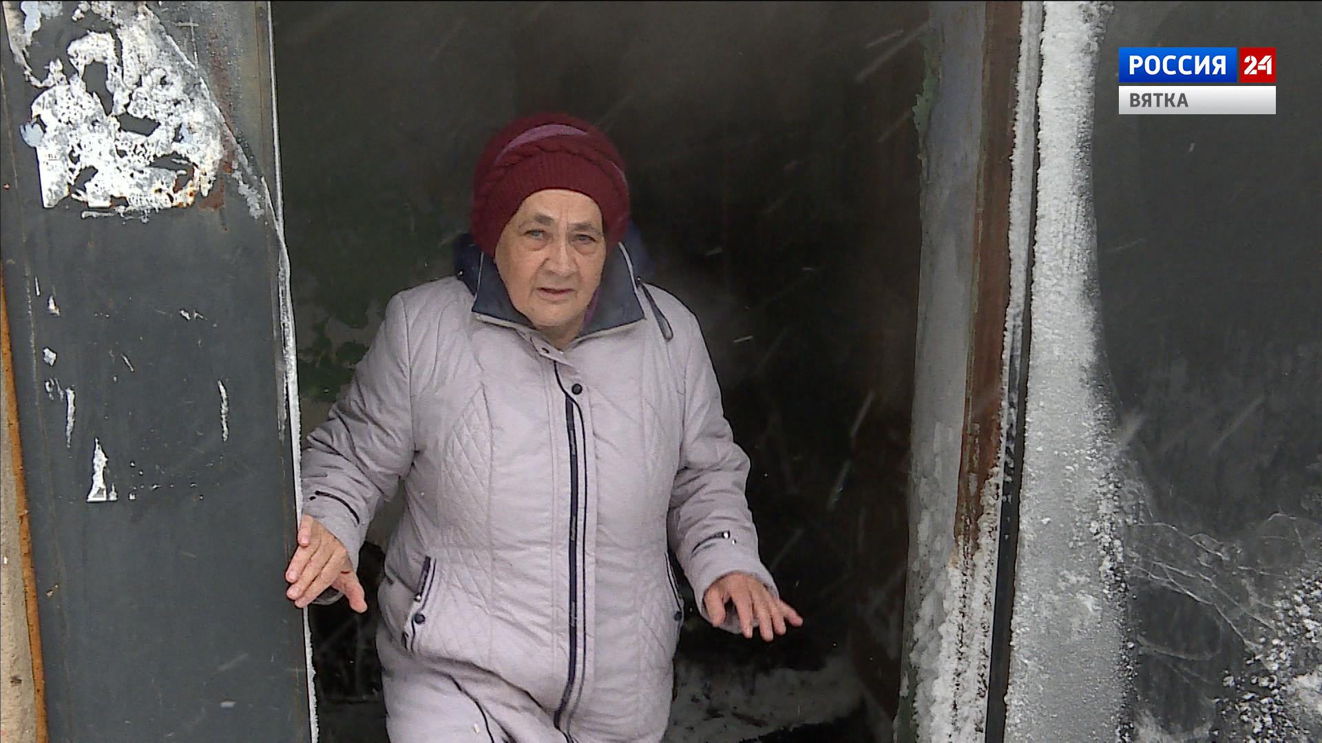 В Кирове на улице Свердлова в подъезде провалился пол