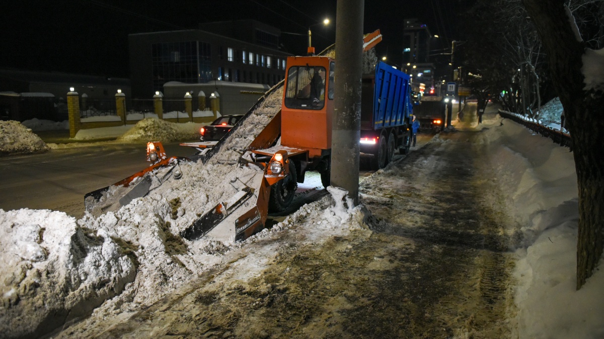 В Кирове сегодня вывезут снег с 12 участков дорог