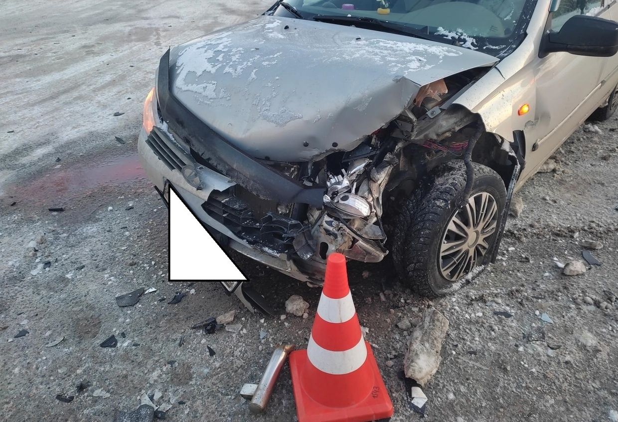 В Кирове столкнулись два автомобиля отечественного автопрома, травмирован водитель «Нивы»