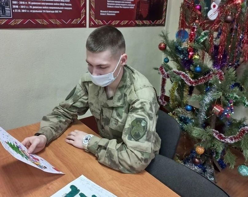 Кировские школьники поздравили с Новым годом военнослужащих по призыву