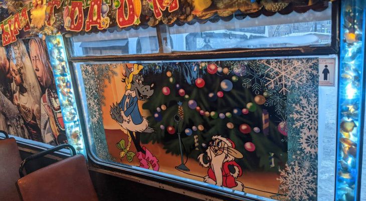 По улицам Кирова ездит новогодний троллейбус