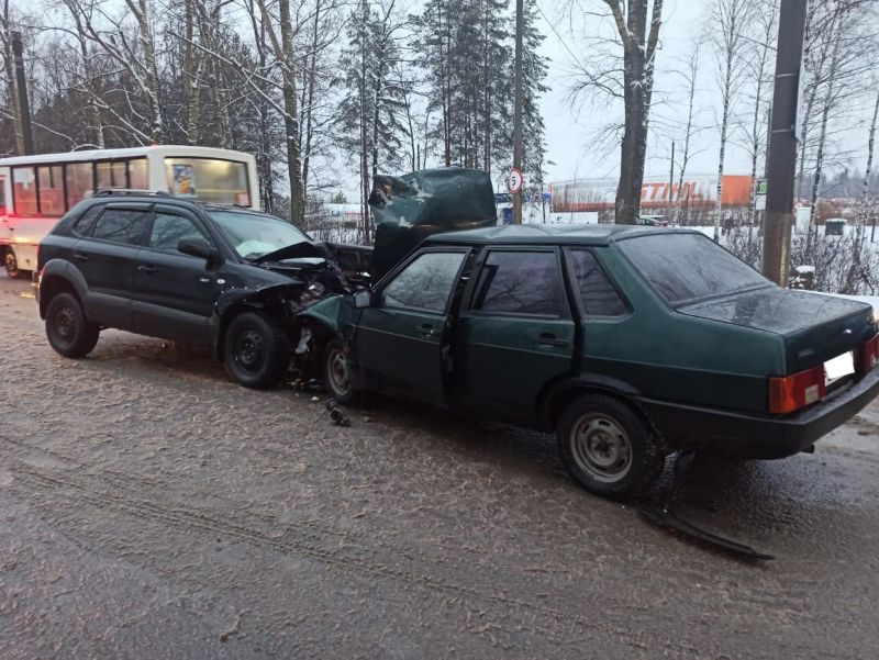 В Кирове в массовом ДТП из 5 автомобилей пострадали четыре человека