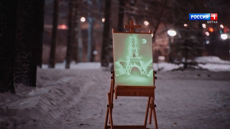 Художница рисует световые картины в Александровском саду
