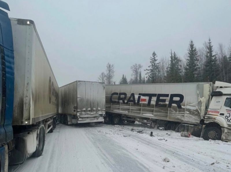 В Кирове произошло массовое ДТП с участием фур на новом мосту