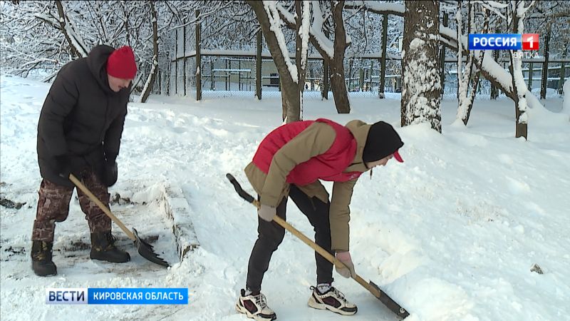 Кировские активисты ОНФ вышли на уборку снега в городе