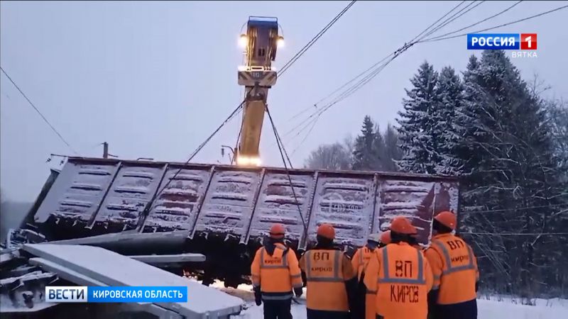 Известна предварительная причина схода с рельсов поезда в Кировской области