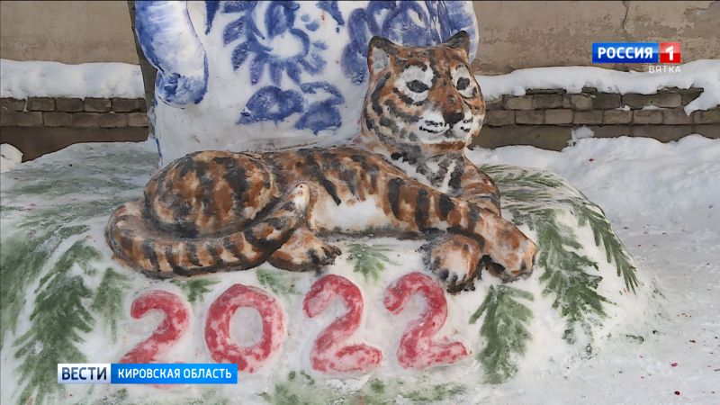 Жители Кирова украшают дворы к Новому году