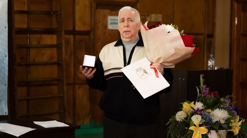 Почетный знак вручили известному кировскому тренеру Евгению Душкину