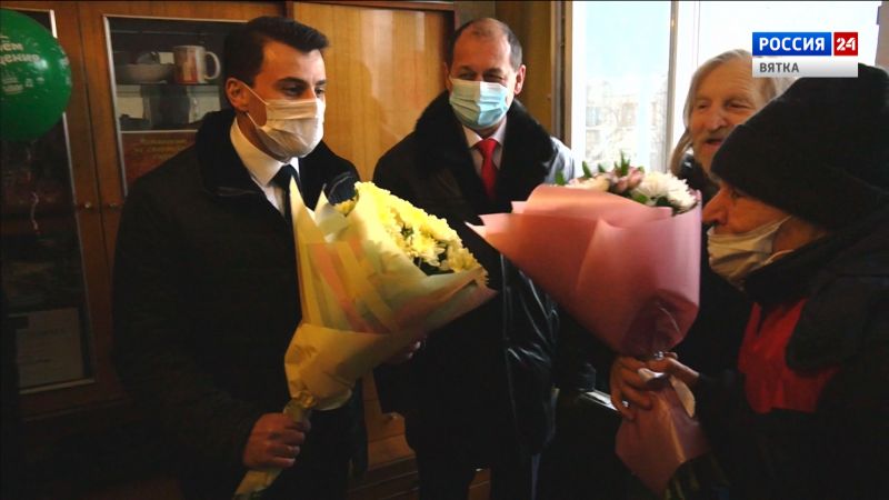 В Кирове с вековым юбилеем поздравили ветерана Великой Отечественной войны Екатерину Арасланову