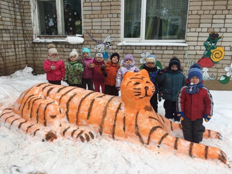 В Яранске на территории детского сада появились снежные тигрята