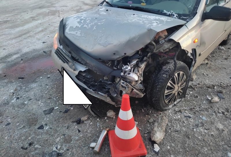 В Кирове столкнулись два автомобиля отечественного автопрома, травмирован водитель «Нивы»