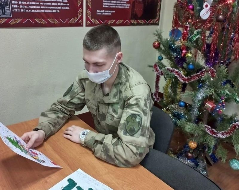 Кировские школьники поздравили с Новым годом военнослужащих по призыву