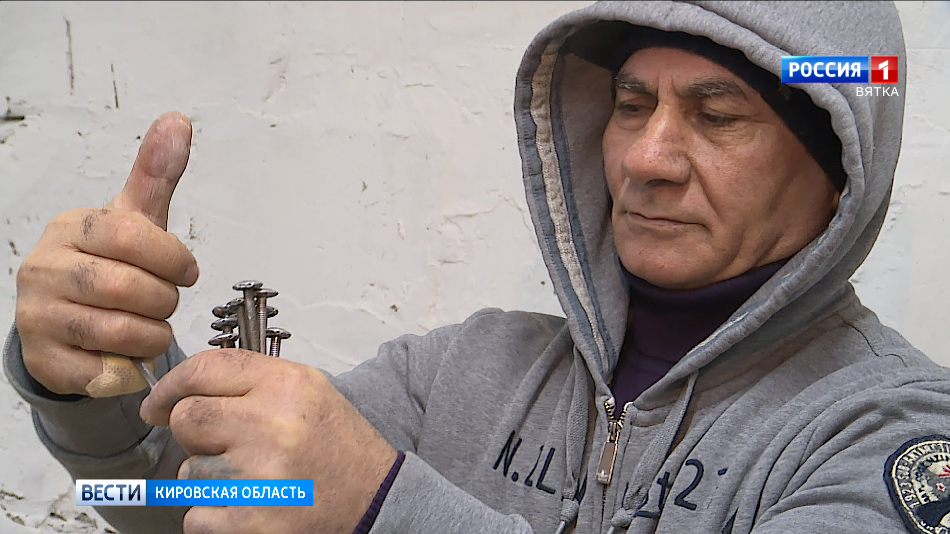 Житель Слободского забивает гвозди голыми руками