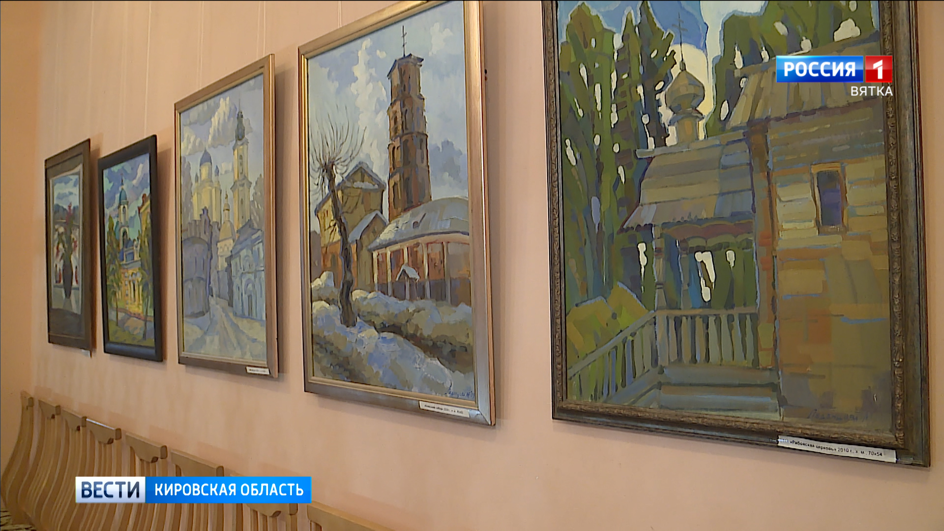 В библиотеке имени Грина открылась выставка творческого объединения «Желтые тюльпаны»