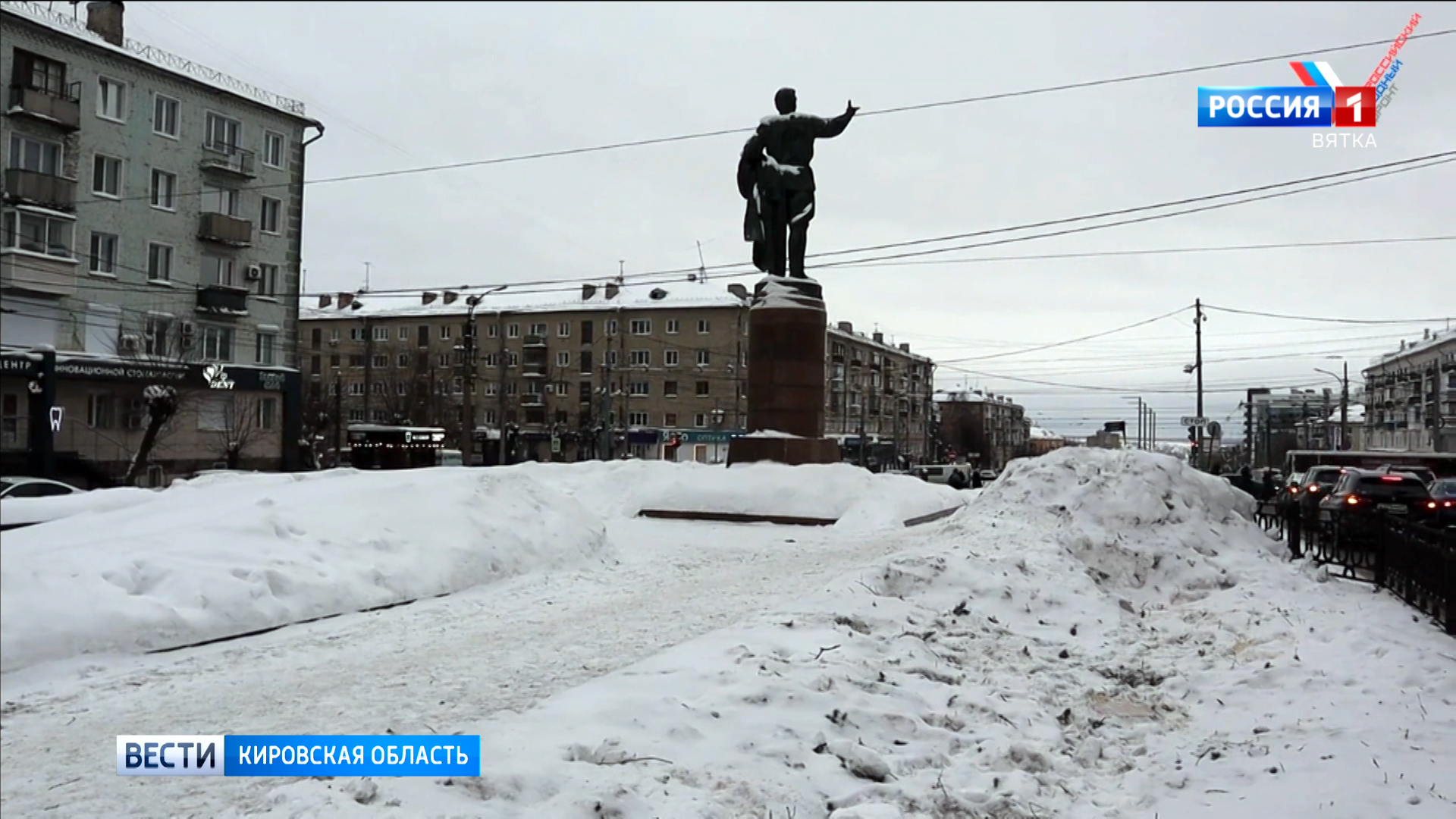 У памятника Кирову на Октябрьском проспекте вырубили ели