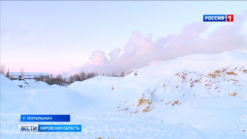 Жители Котельнича пожаловались на задымление из-за возгорания на свалке