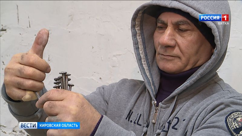 Житель Слободского забивает гвозди голыми руками