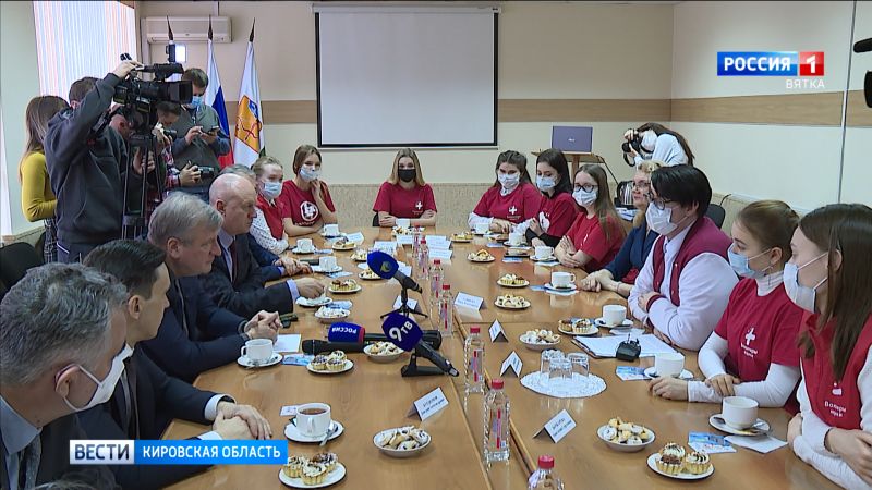 Игорь Васильев встретился с кировскими волонтерами-медиками