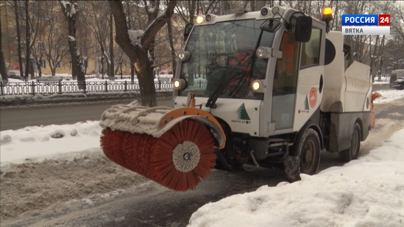 В Кирове продолжается уборка от снега и наледи улично-дорожной сети