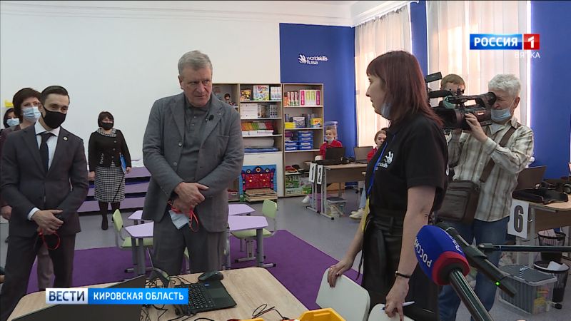 Игорь Васильев встретился с будущими педагогами Слободского колледжа