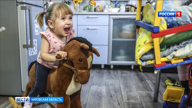 4-летняя кировчанка с редким заболеванием стала героиней выставки в Совфеде РФ