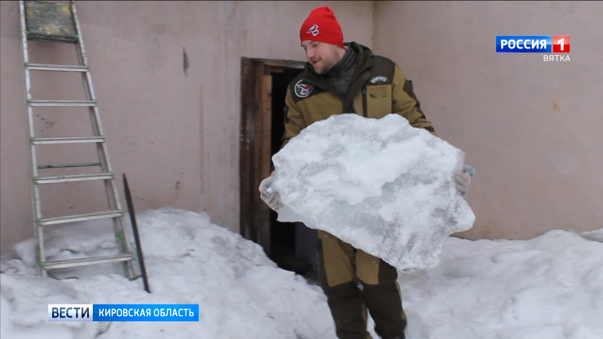 Кировские активисты помогли женщине-инвалиду очистить от снега двор