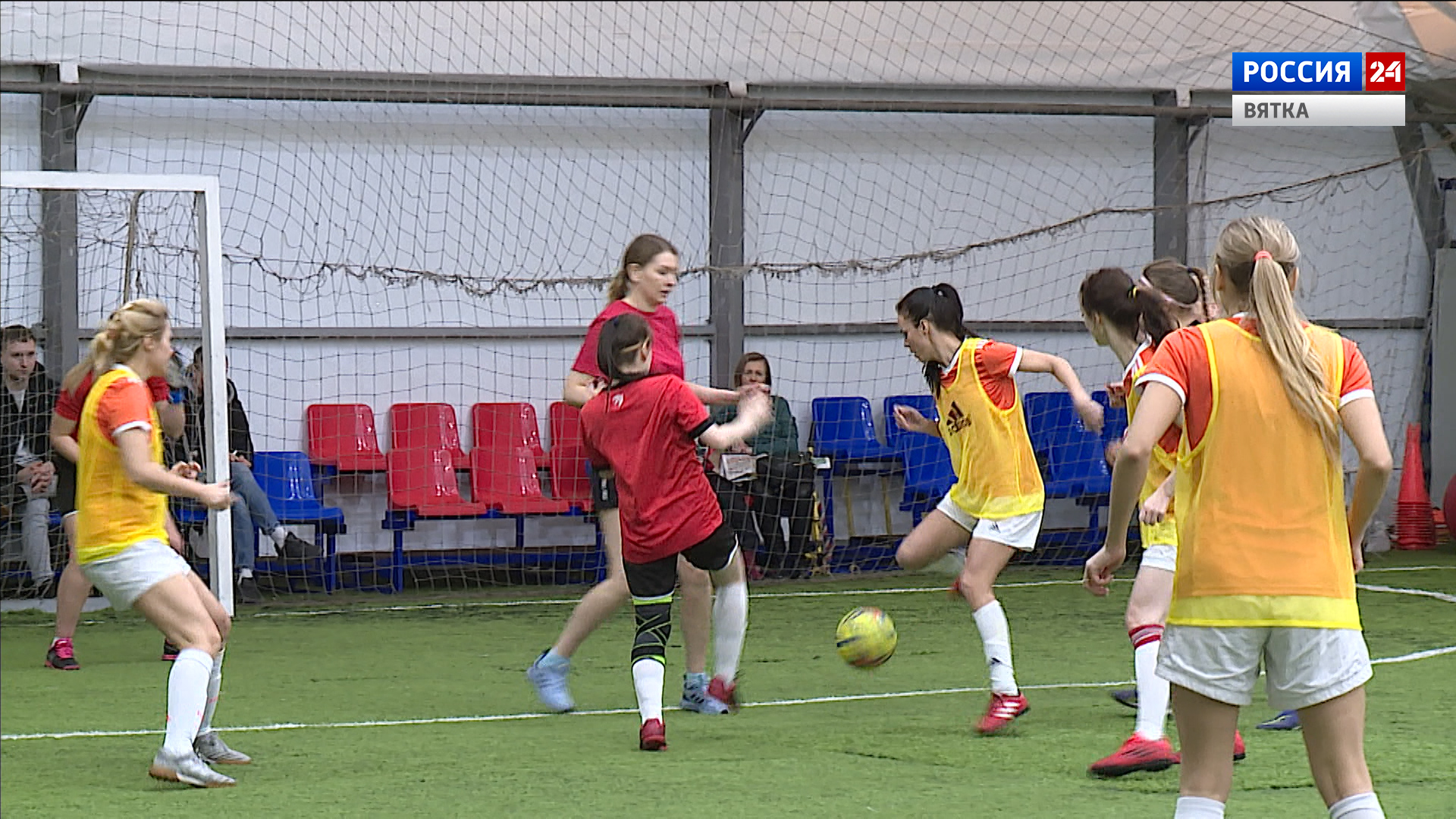 В Кирове прошел праздничный женский турнир по футболу