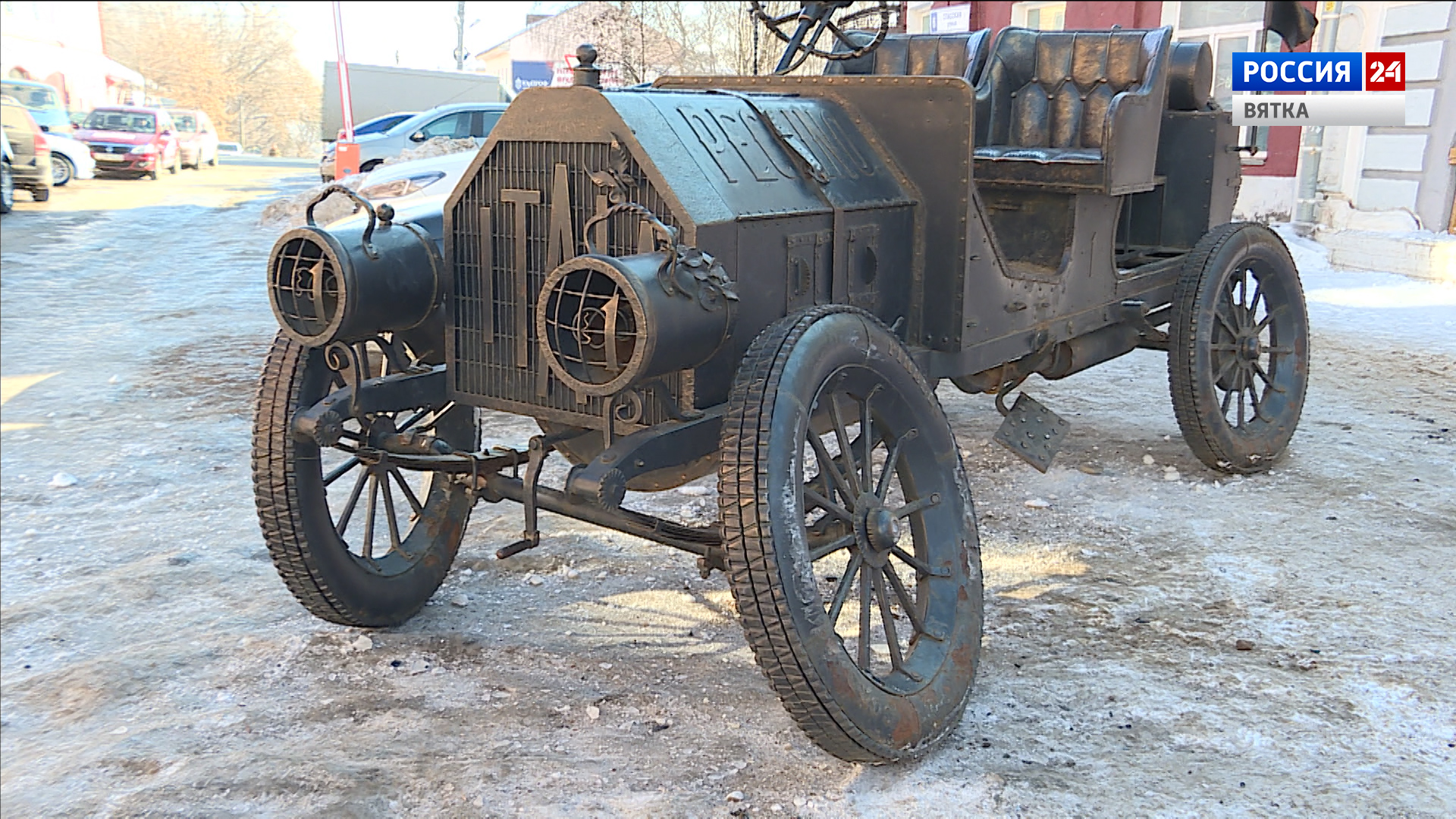 После ДТП с Infiniti у памятника-автомобиля погнулись колёса