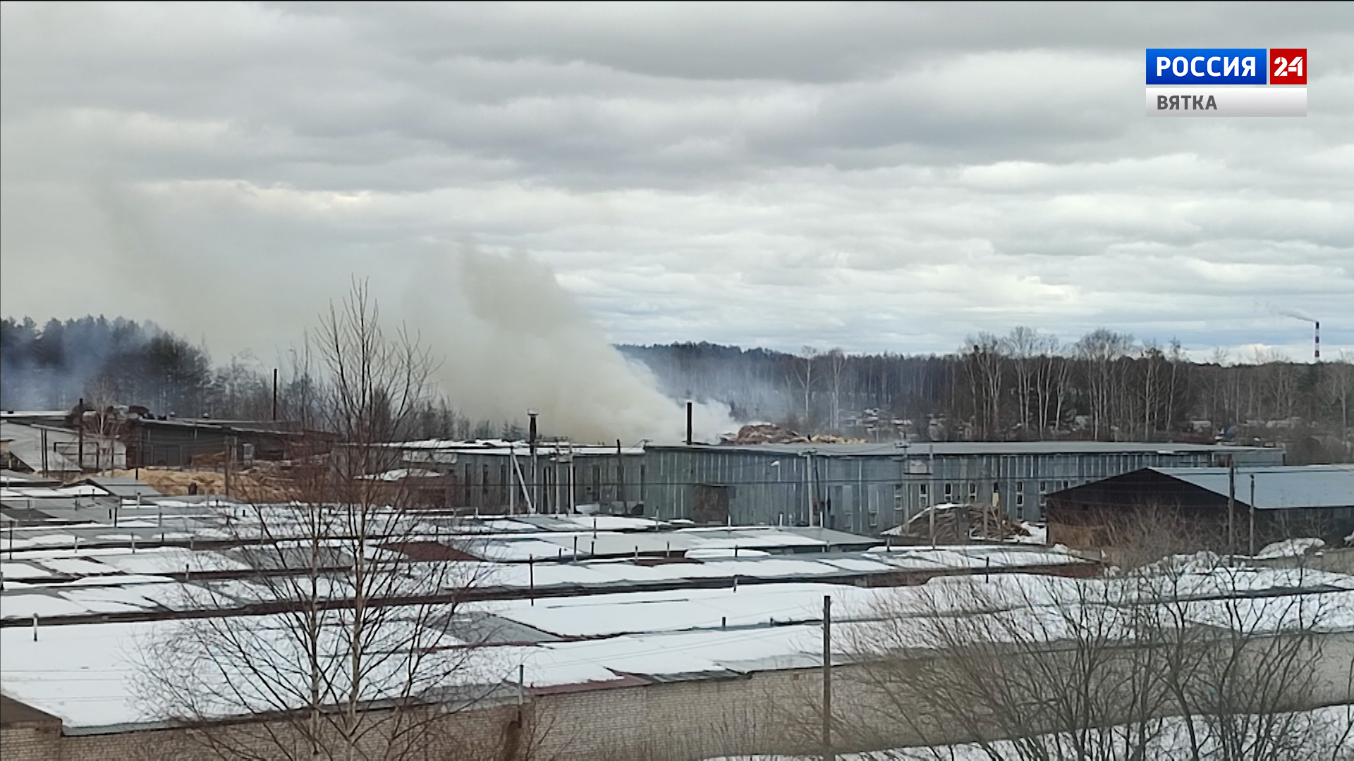 В Лянгасово почти неделю горит свалка отходов деревообработки