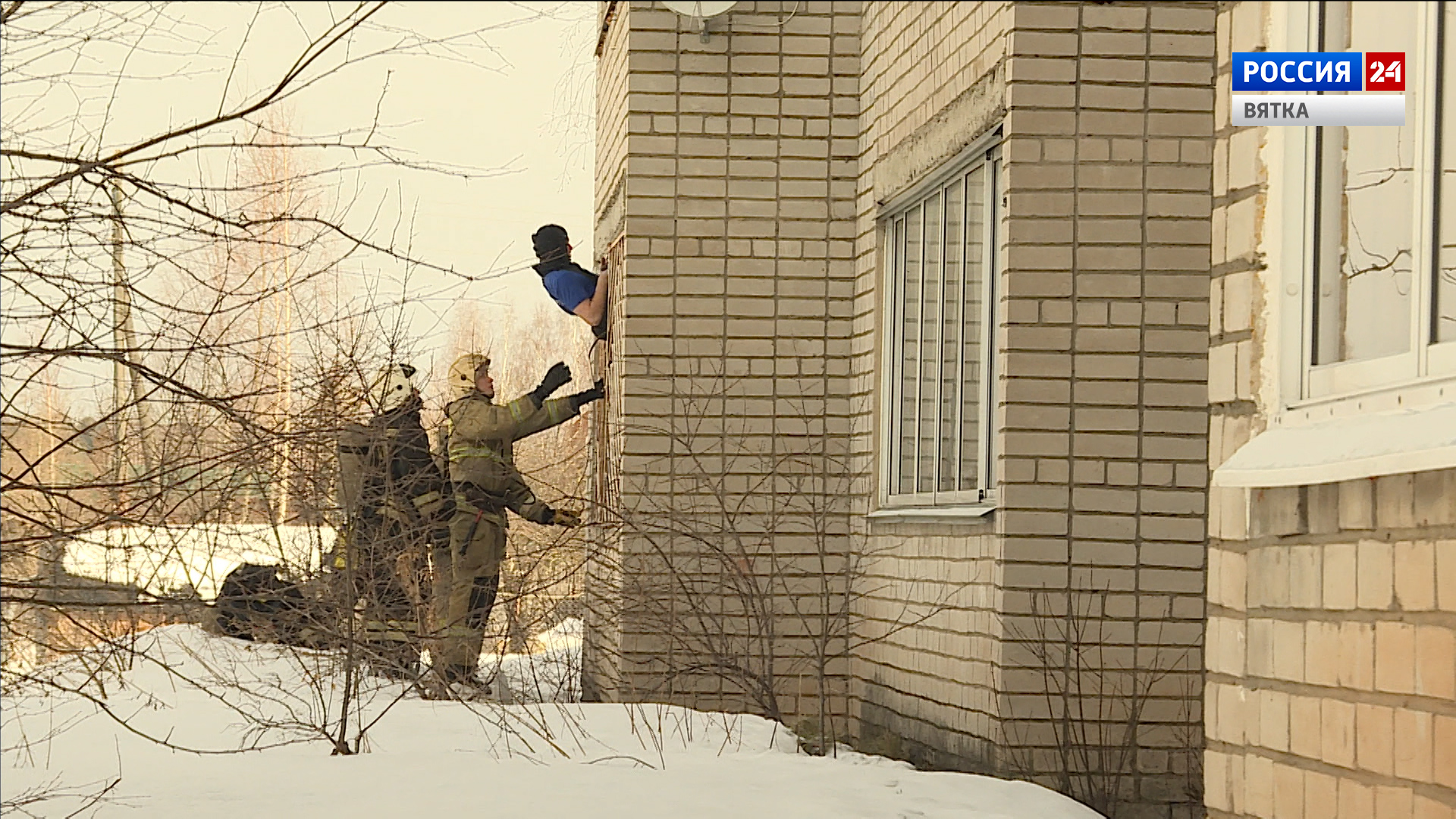 В Большой Субботихе пожарным пришлось проникать в квартиру с задымлением через окно