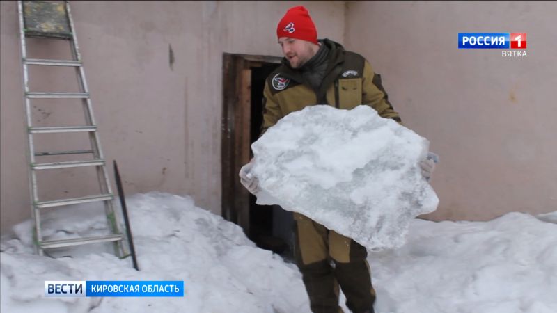 Кировские активисты помогли женщине-инвалиду очистить от снега двор