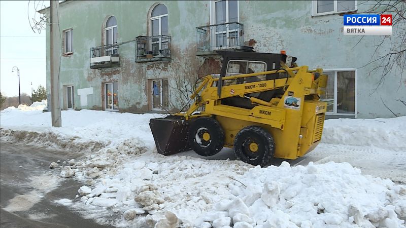 В Нововятском районе от снега и льда убирают улицу тренера Пушкарева и набережную