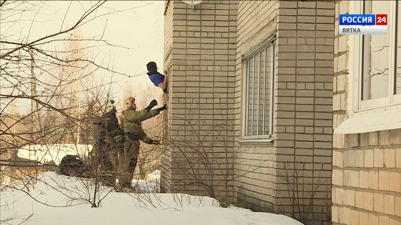 В Большой Субботихе пожарным пришлось проникать в квартиру с задымлением через окно