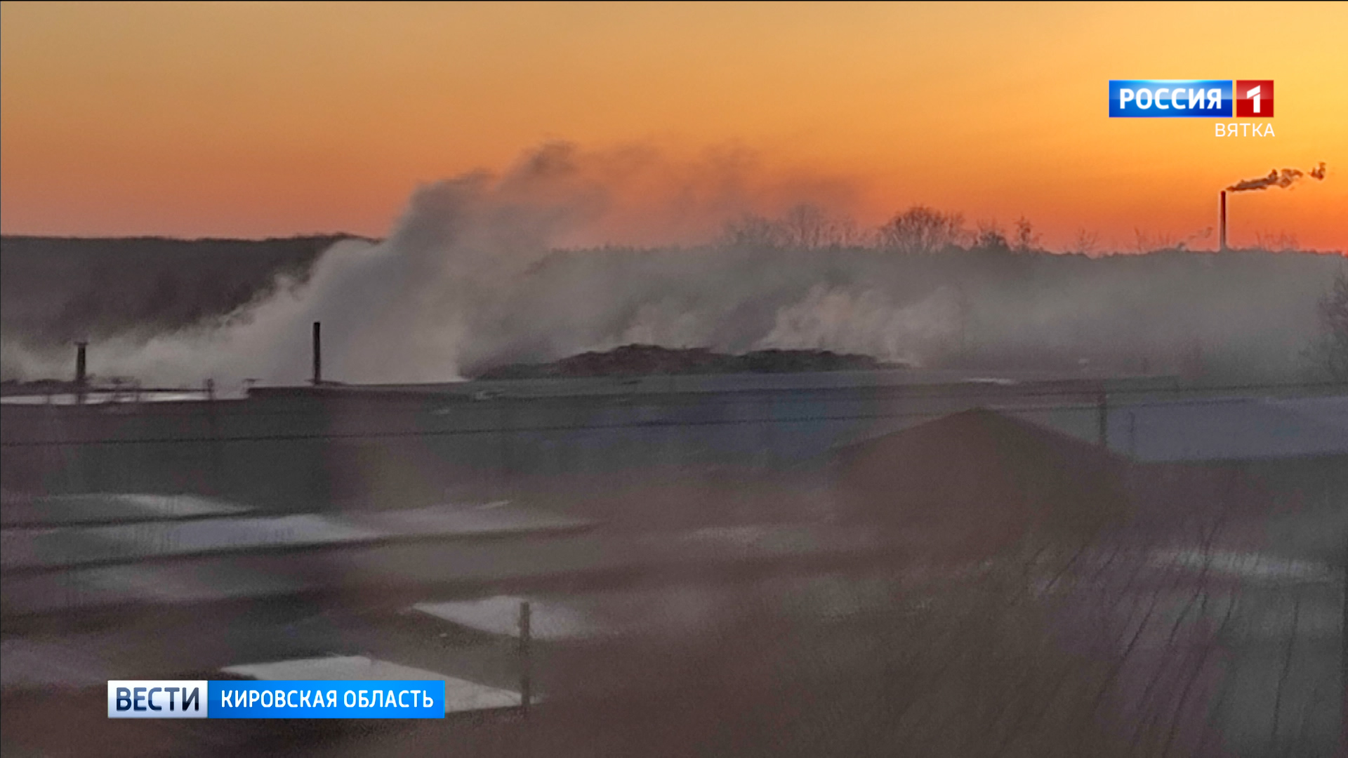 В Лянгасово около месяца горит свалка древесных отходов