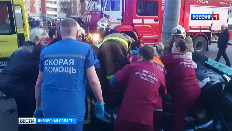 МЧС опубликовало видео с места ДТП на улице Московской