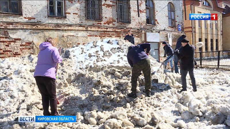 В Кирове волонтеры привели в порядок двор у дома Аверкия Перминова