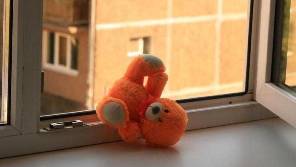В Кирове из окна выпал 2-летний мальчик