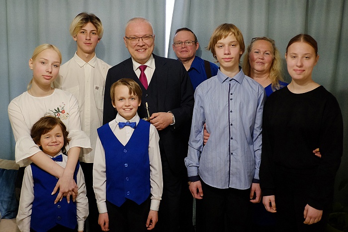 В Кировской области планируют увеличить пособия для приемных семей