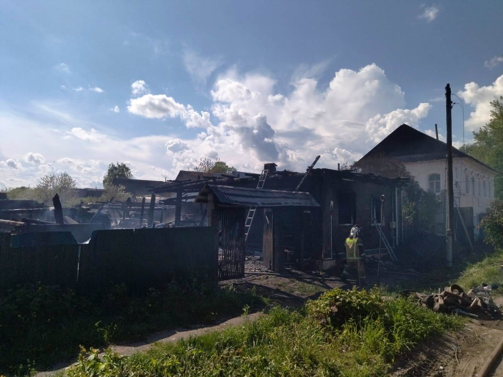 Бензин горит. Село лебяжий пожар. Пожар в лебяжье. Пожар барнаул. База лебяжье казань.