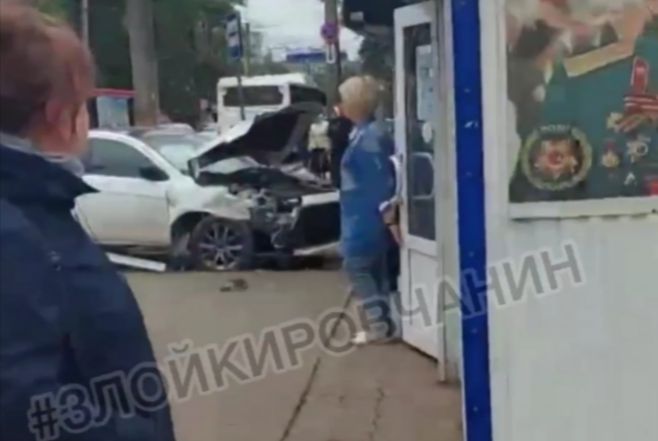 В Кирове Mitsubishi Lancer врезался в салон сотовой связи