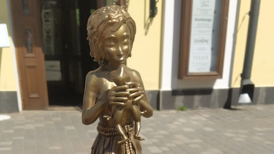 В Первомайском районе устанавливают необычные фигуры