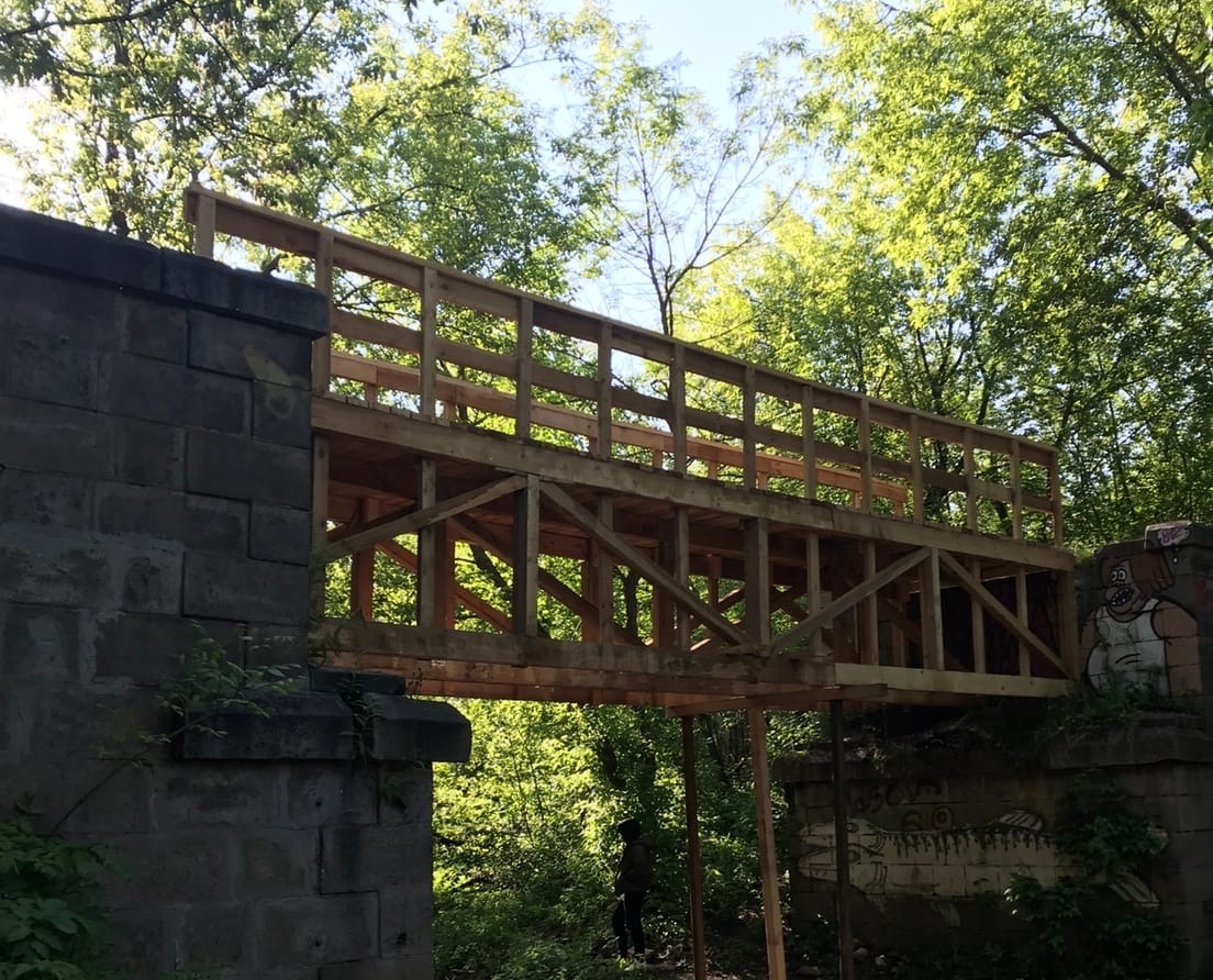 В Кирове активисты построили новый деревянный мост