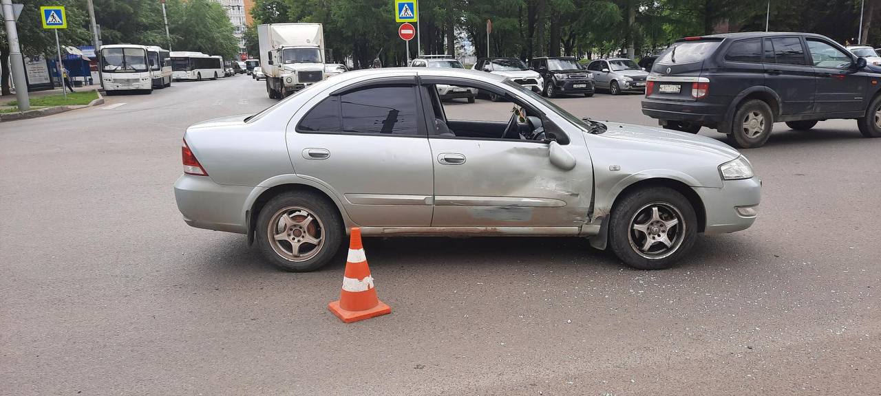 На Октябрьском проспекте дорогу не поделили «Ниссан Альмера» и мотоцикл