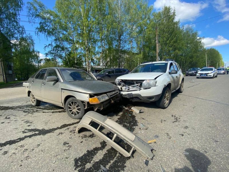 В Кирове возле стадиона «Россия» «ВАЗ» подрезал  «Рено Дастер»