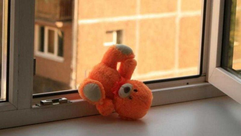 В Кирове из окна выпал 2-летний мальчик